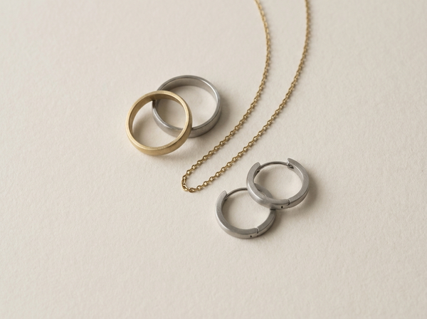 Ringar, kedja och hängen i mässing och stål