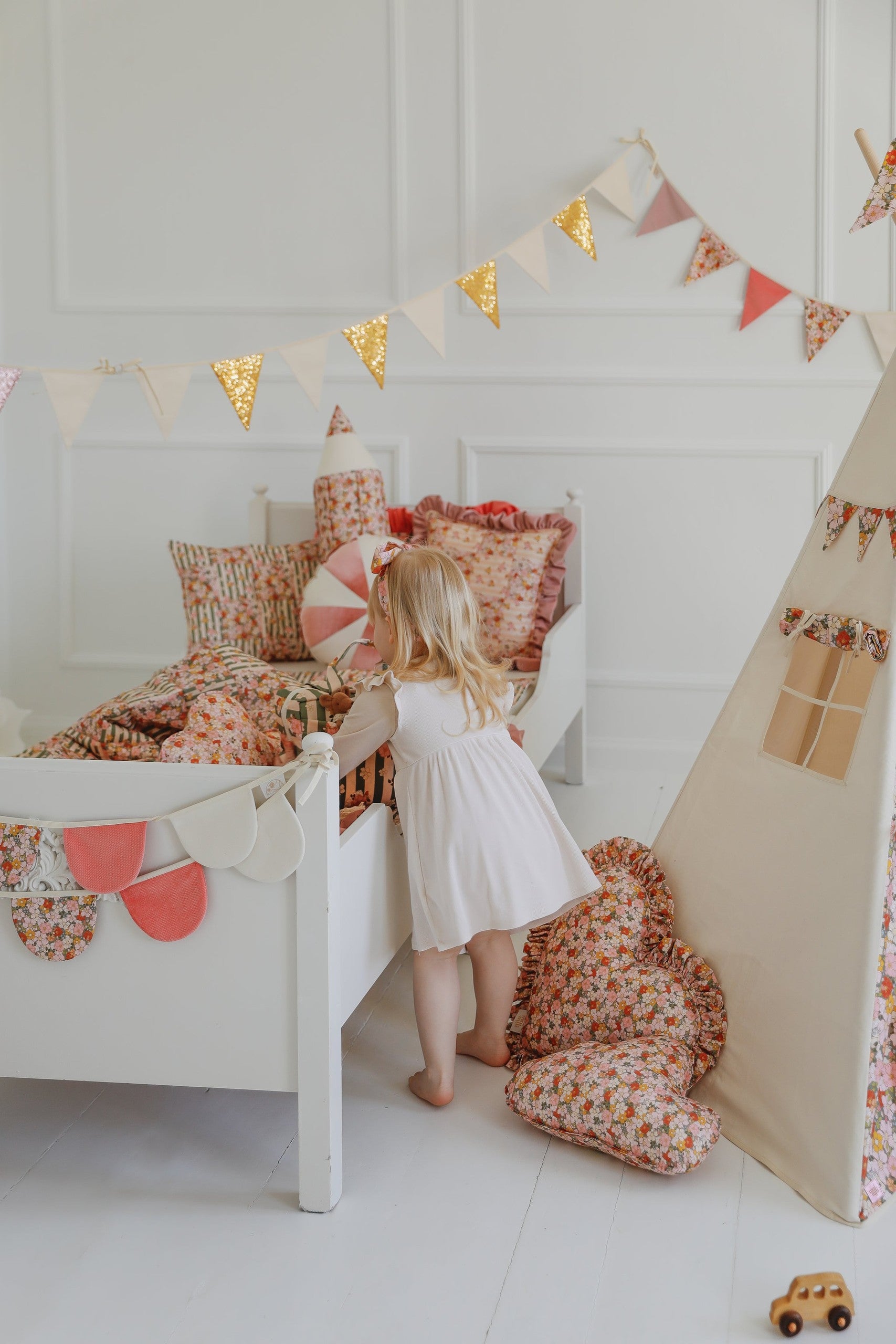 Garland - Birthday In Garden